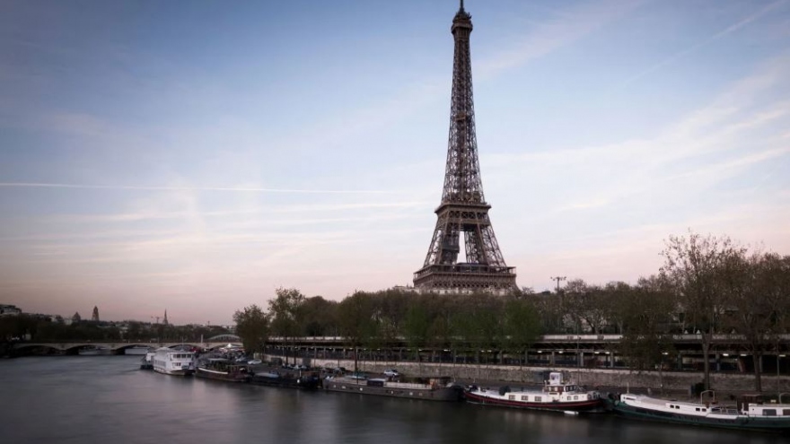 Hai du khách Mỹ say xỉn, ngủ quên qua đêm trong Tháp Eiffel